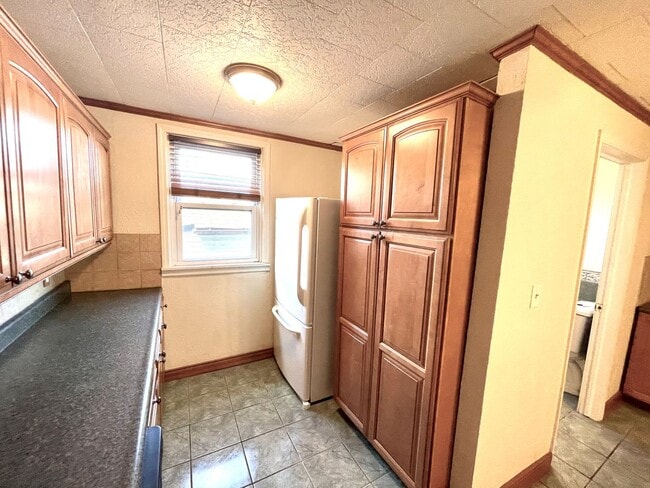 Building Photo - Mt. Washington house, 3 bedroom 2 1/2 bath house with great kitchen, yard, laundry June 1st