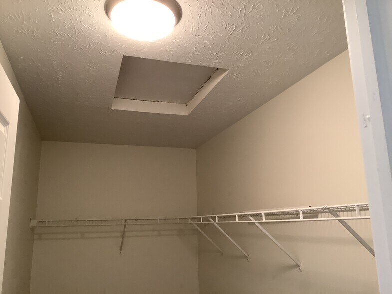 Building Photo - 945 Atmore Pl