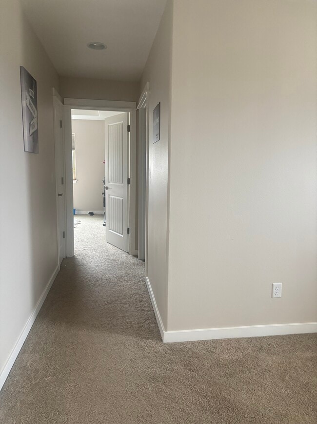 Building Photo - 5909 NE 38th Ct