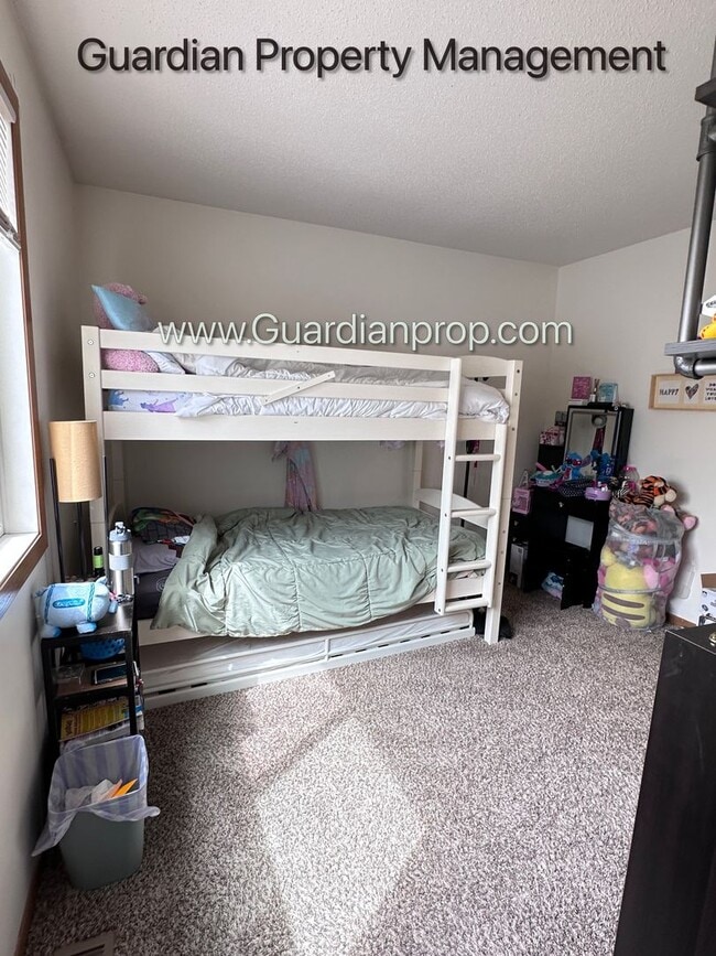 Building Photo - Apple Valley Town Home, 1 Car Garage, Laundry in Unit, Storage
