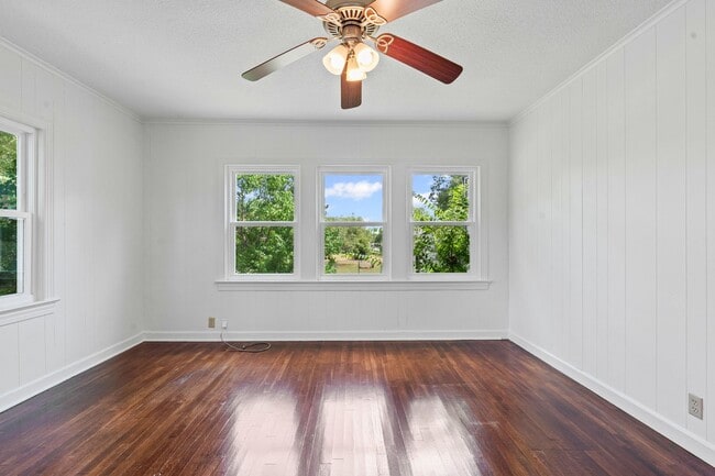 Building Photo - Historic Charm in Hillsboro!