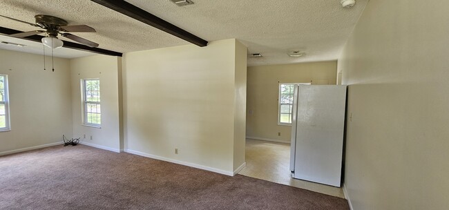 Building Photo - 725 Powell Dr