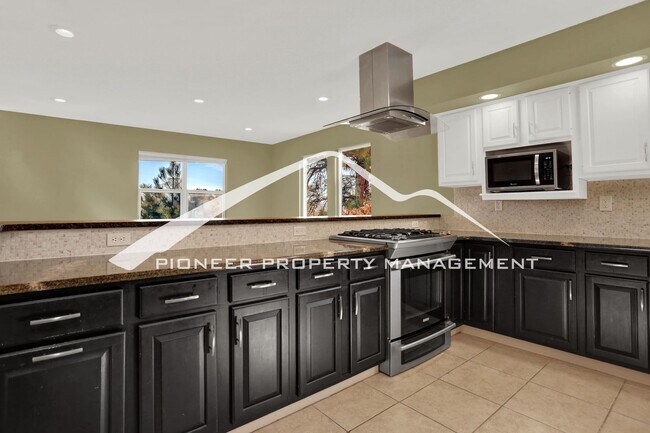 Building Photo - 5 bedroom, 3.5 bath home in North West Colorado Springs