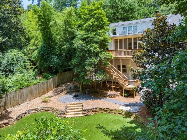 Building Photo - 582 Lakeshore Dr NE