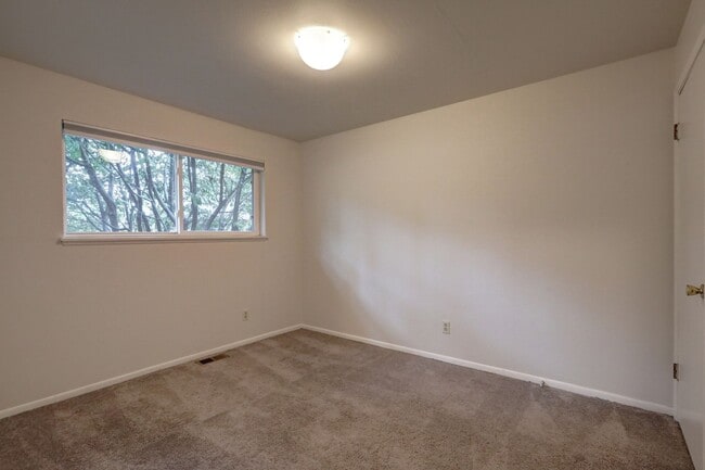 Building Photo - Classic Bellevue 3bd, 1.5ba Rambler Located in Perfect Enatai Location!