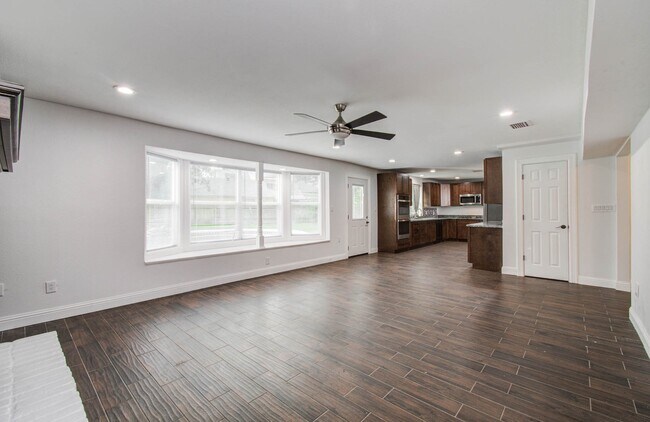 Building Photo - 536 Robert E Lee Dr