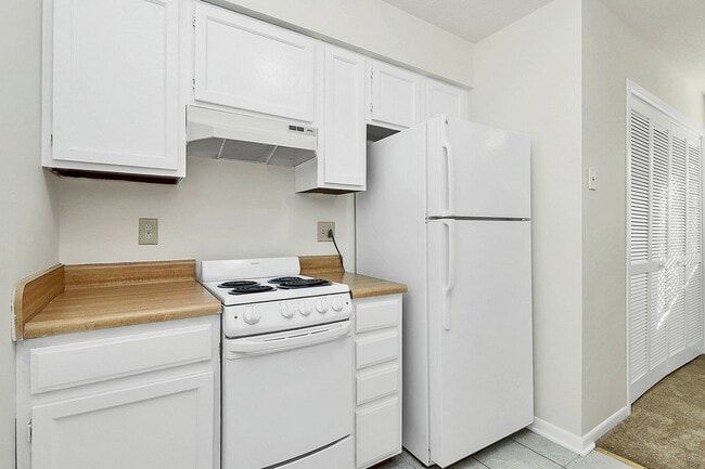 Building Photo - One Month Off Rent Special on Adorable One Bedroom Condo in the Heathstead Community!