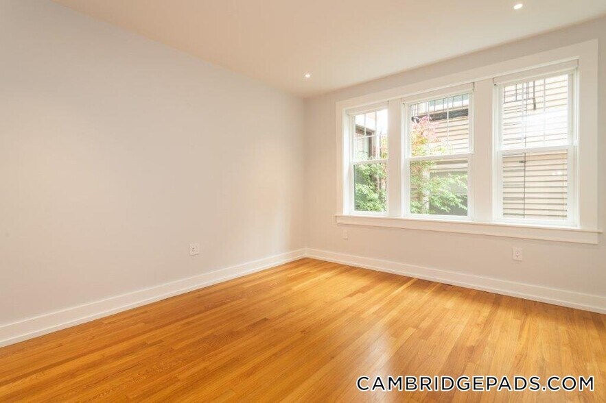 Building Photo - 17 Forest St