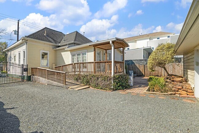 Building Photo - 252 Malone St