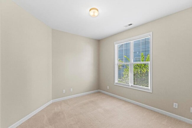 Building Photo - Hampstead Cutie! Backs up to Golf Course!