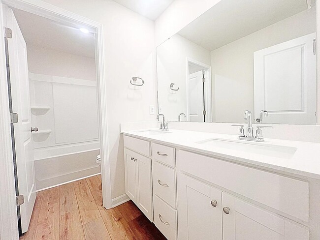 Building Photo - 5 Vine House Dr