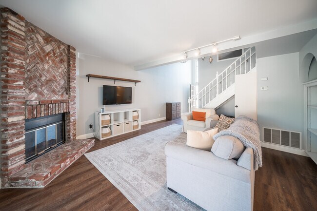 Primary Photo - 1808 Cottonwood Ave