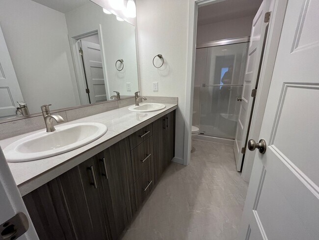 Building Photo - 1550 E 3rd St