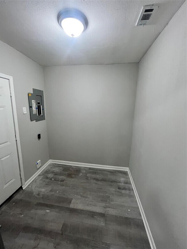 Building Photo - 1001 Mac Dr