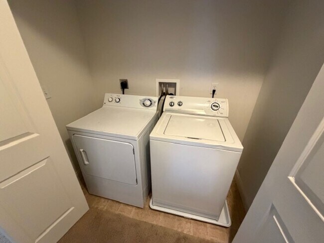 Building Photo - $2,000 townhome for rent Swatara township 3 bed 2.5 baths