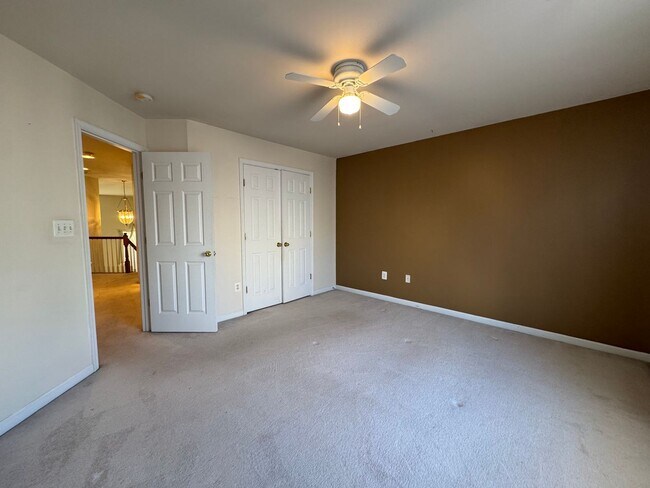 Building Photo - Stunning 4 Bed 3.5 Bath Brick Townhome In Desired Mount Zephyr