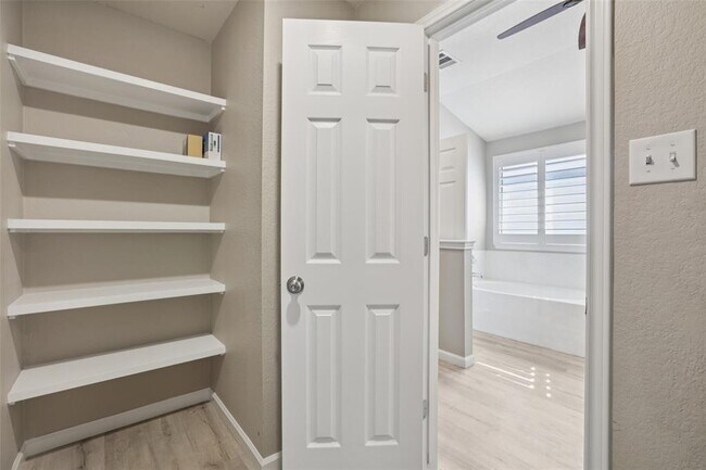 Building Photo - 4937 Hartson