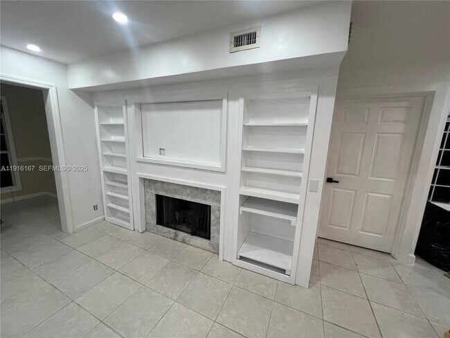 Building Photo - 5063 Heatherhill Ln