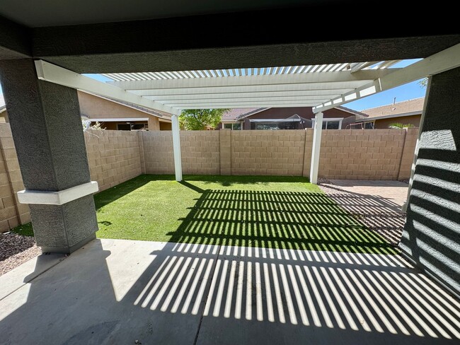 Building Photo - Beautiful 4 Bedroom Single Level Home Loca...