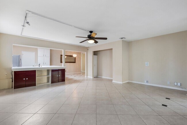 Building Photo - 3 Bedroom 2 Bathroom home available DECEMB...