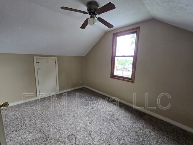 Building Photo - 4037 Vine Ave SE