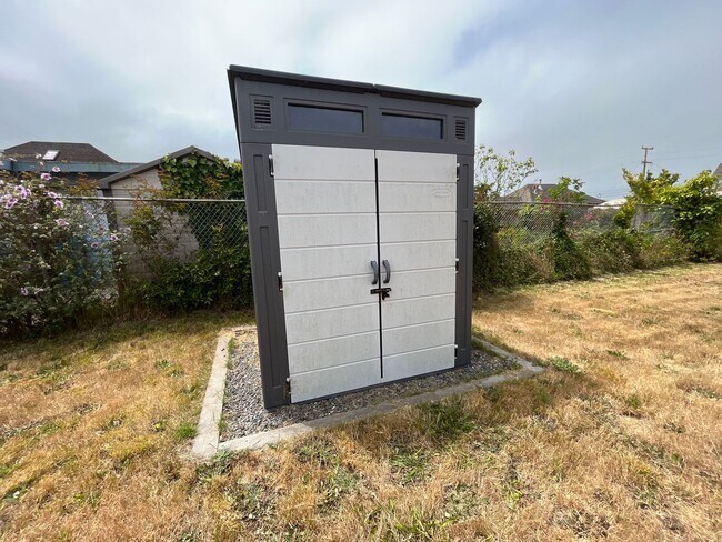Building Photo - Pet friendly 2 Bedroom, 1 Bathroom with Sp...