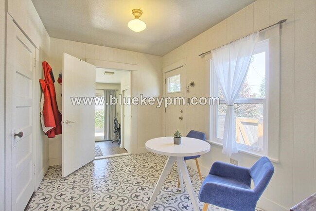 Building Photo - 3 Bed, 2 Bath Home Near McMenamins Kennedy School in NE Portland