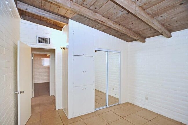 Building Photo - 4 bedroom/2 bath home on large lot near Alvernon/Grant!