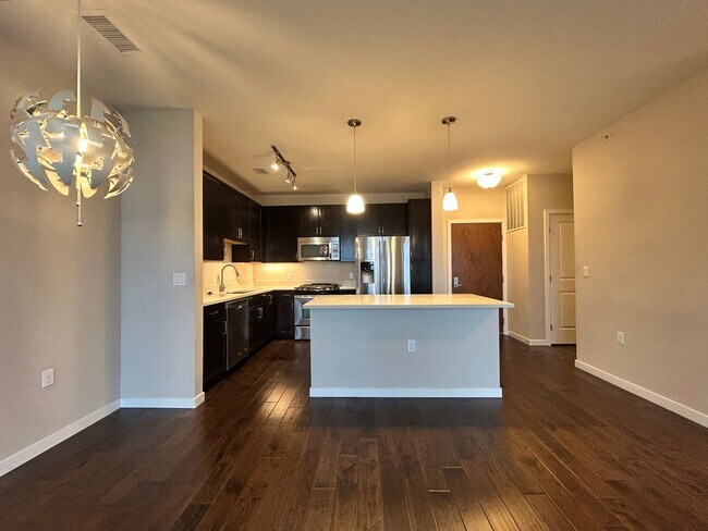 Building Photo - Top floor 2bd 2 bath condo conveniently located in Broomfield!