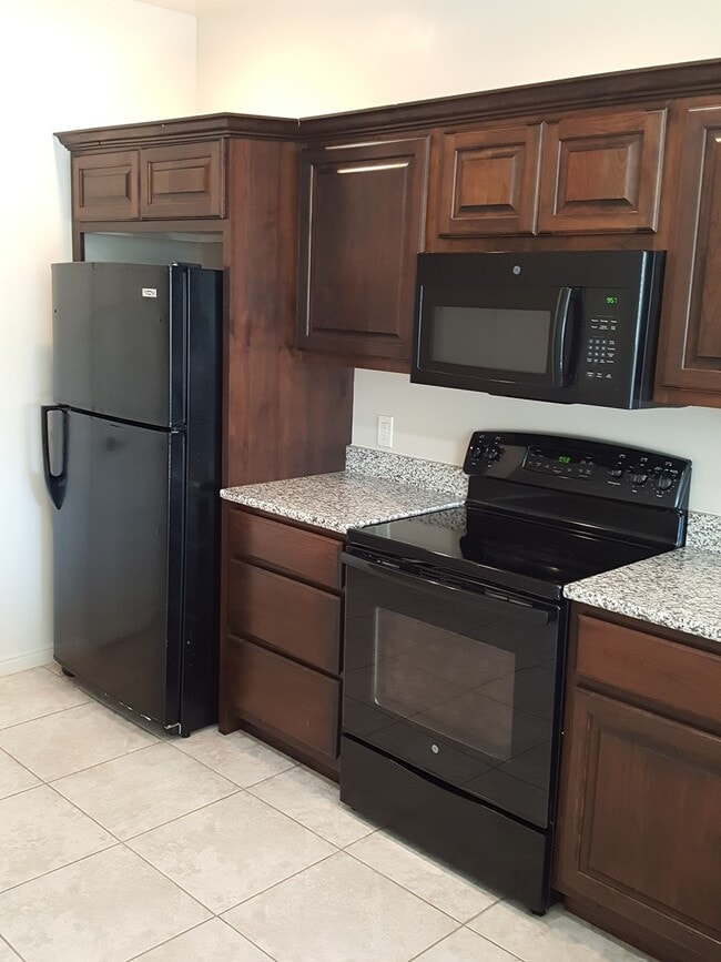 Building Photo - 3 Bedroom Townhome in Prime Washington Com...