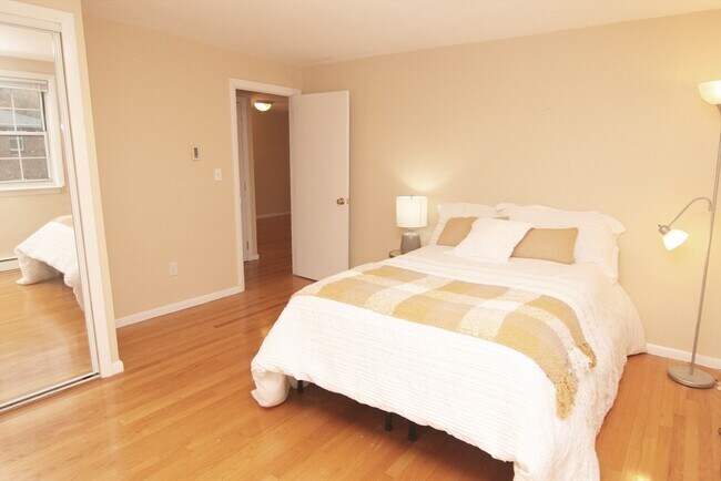 Building Photo - 12 Colonial Village Dr