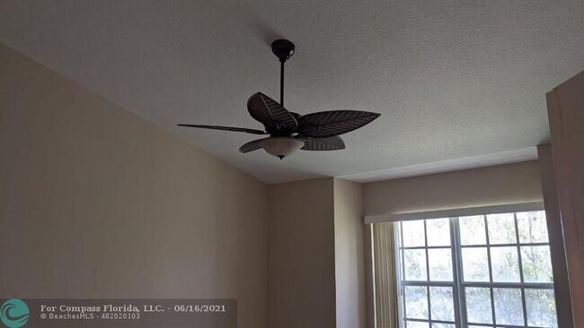 Building Photo - 3409 Lakeside Dr