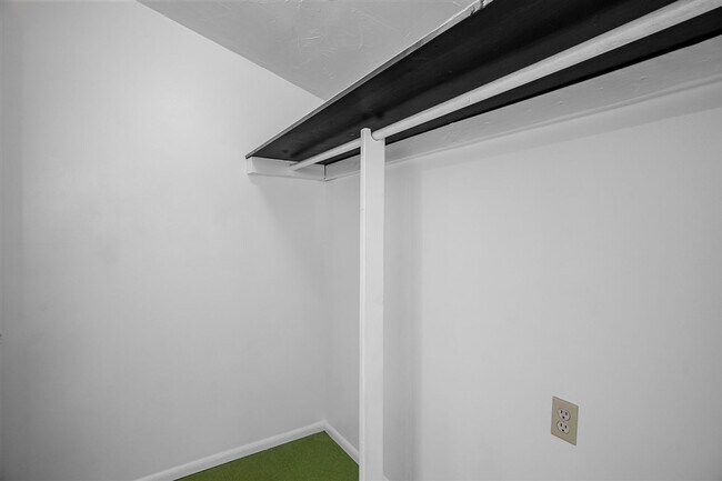 Building Photo - Live on Historic Park Avenue in this 2 Bed 1.5 Bath Single Family Home!