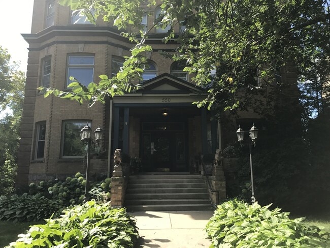 Primary Photo - Beautiful 3 Bed / 2.5 Bath Summit Ave Cond...