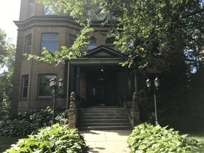 Building Photo - Beautiful 3 Bed / 2.5 Bath Summit Ave Cond...