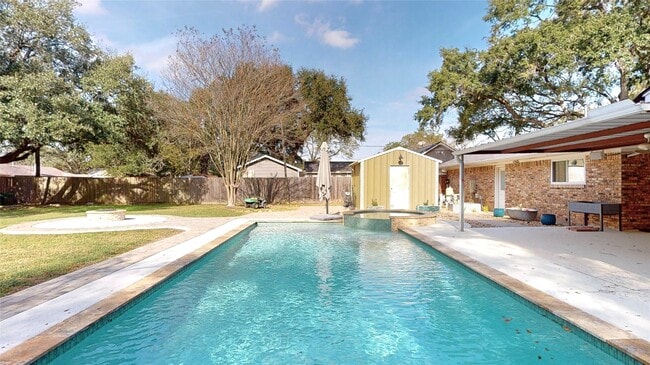 Building Photo - 2819 Fortuna Dr