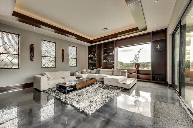 Building Photo - 8542 Meadowbrook Dr