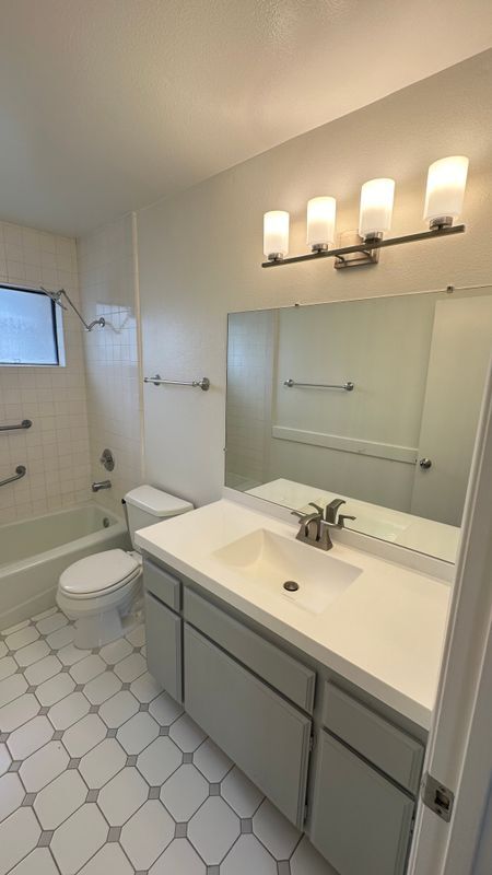 Building Photo - 2424 Santa Ana Ave