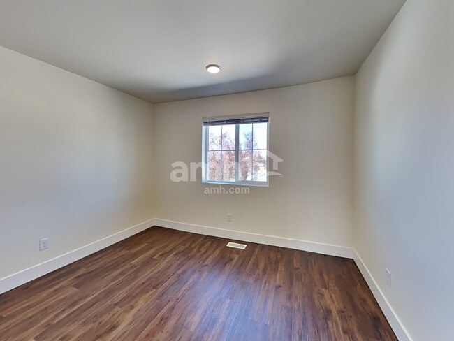 Building Photo - 390 Smith Dr