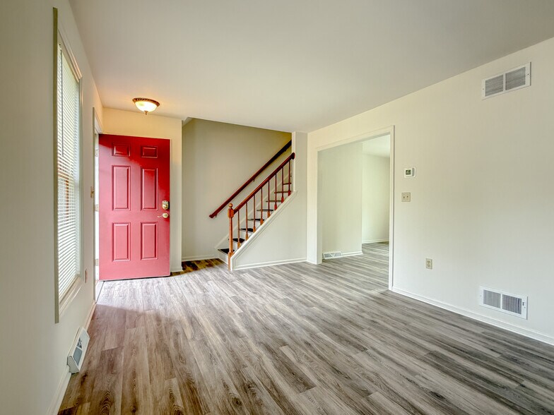 Building Photo - 28 Pheasant Ln