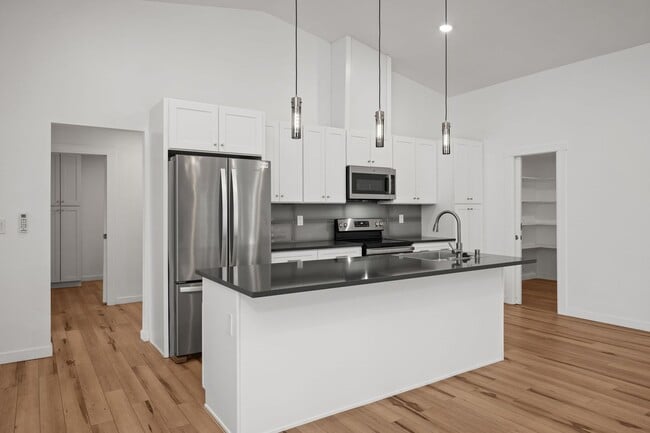 Building Photo - BEAUTIFUL Spacious Modern Grandview Single Level Home!