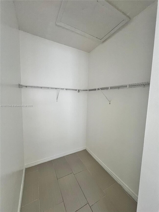 Building Photo - 4285 NE 10th Ct