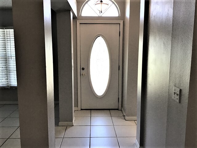 Building Photo - 805 Topaz Dr