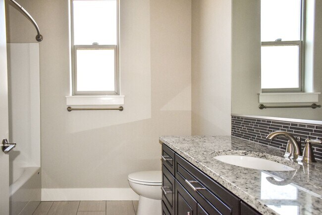 Building Photo - Spacious 3-bedroom 2 bath in the Golfing C...