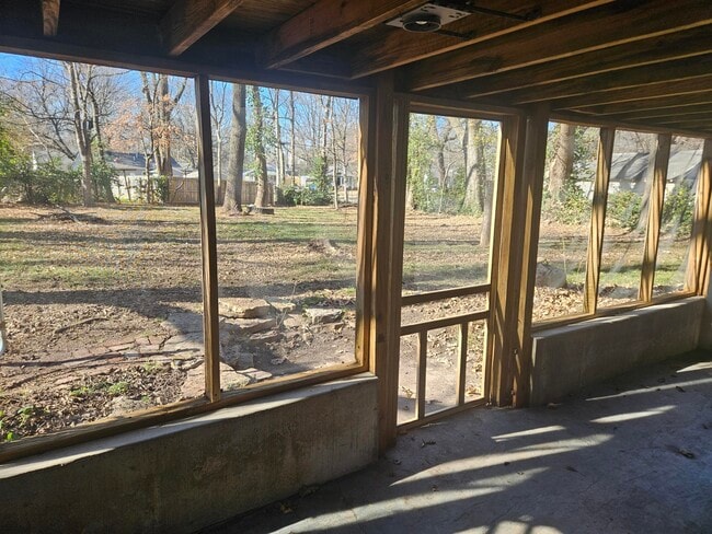 Building Photo - 619 S Kentwood Ave