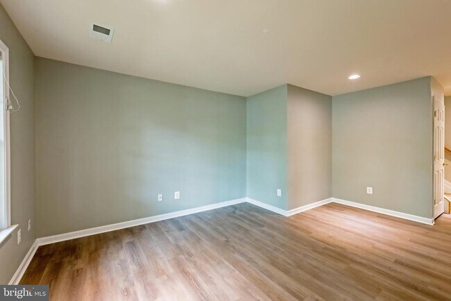 Building Photo - 3385 Beechcliff Dr
