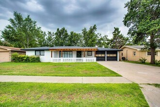 Building Photo - Pre Leasing for Fall 2026! 4/3 in Medical District