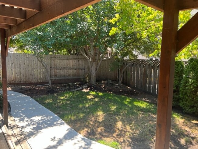 Building Photo - SINGLE LEVEL HOME W/ MANICURED YARD WITH  ...