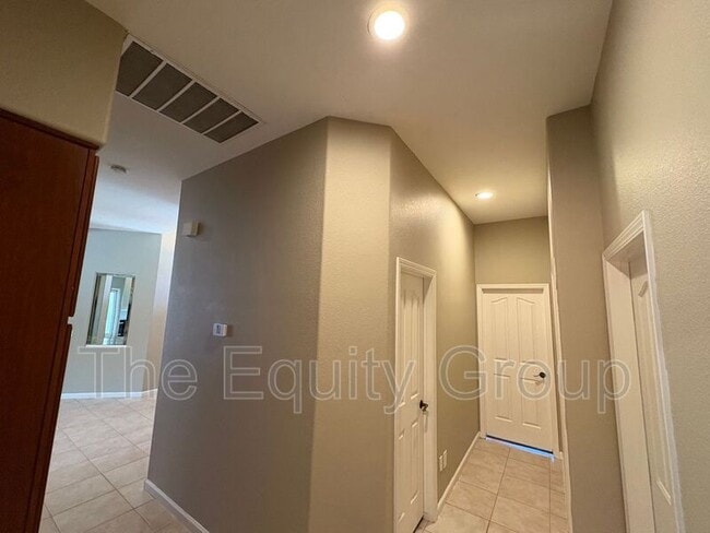 Building Photo - 2511 S Peppertree St