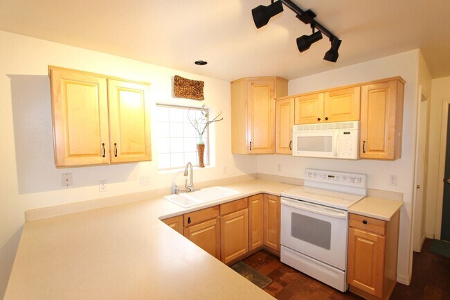 Building Photo - Spacious 3-Bedroom Townhouse with Main-Level Primary Suite